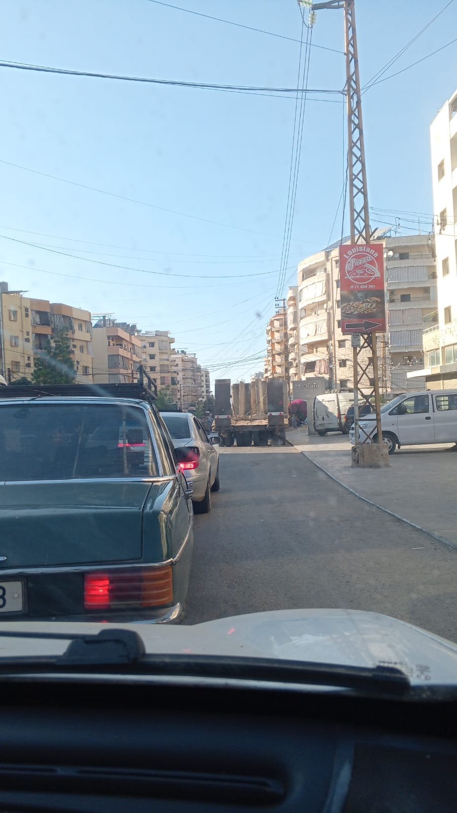 الجيش اللبناني يستقدم جدرانًا إسمنتية إلى حاجز مخيم البداوي شمال…