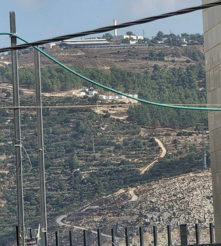 🚨 مستوطنون يقيمون بؤرة استيطانية جديدة على أطراف بلدة نحالين،…