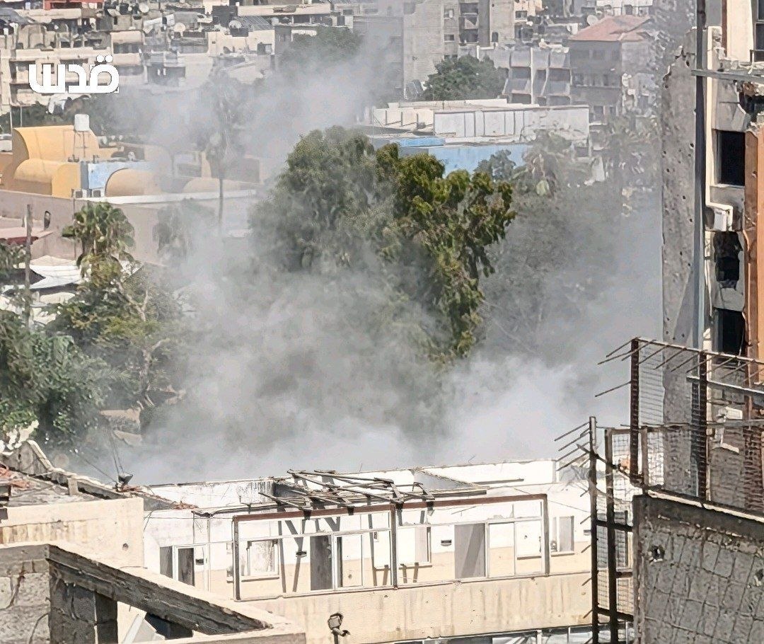 طيران الاحتلال يشن غارة على منتزه البلدية بمدينة غزة.