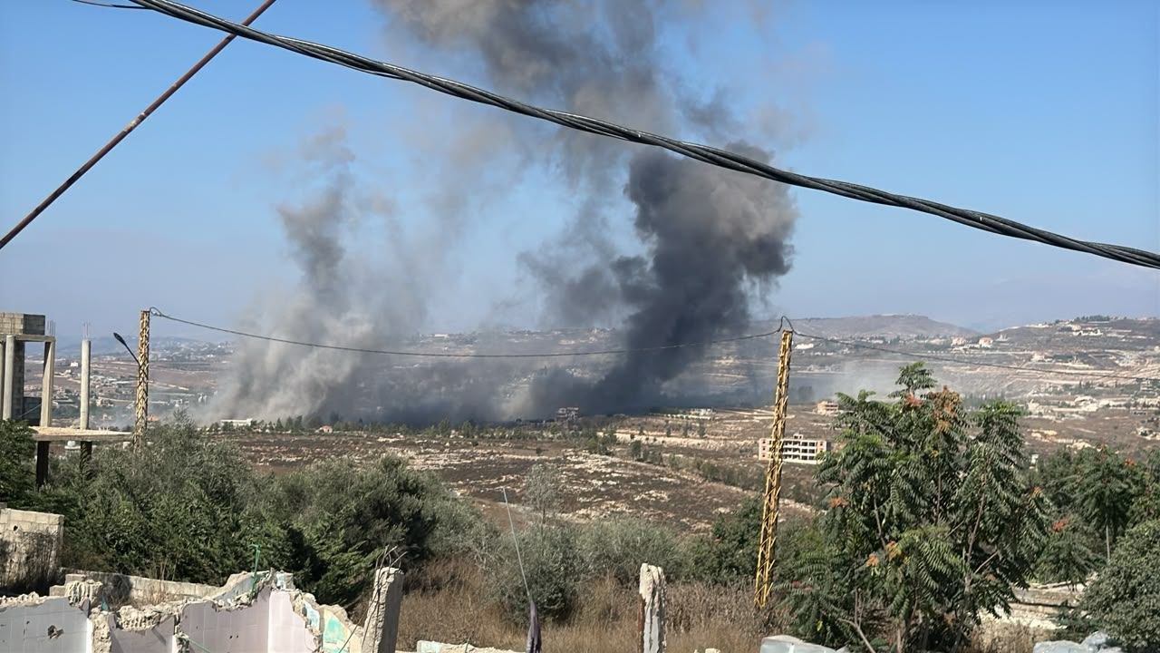 جيش الاحتلال ينفذ سلسلة تفجيرات في بلدة طلوسة جنوب لبنان.