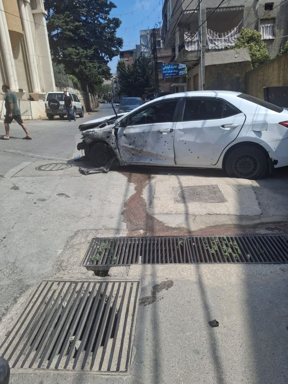 السيارة المستهدفة في حي المسلخ بالنبطية جنوبي لبنان