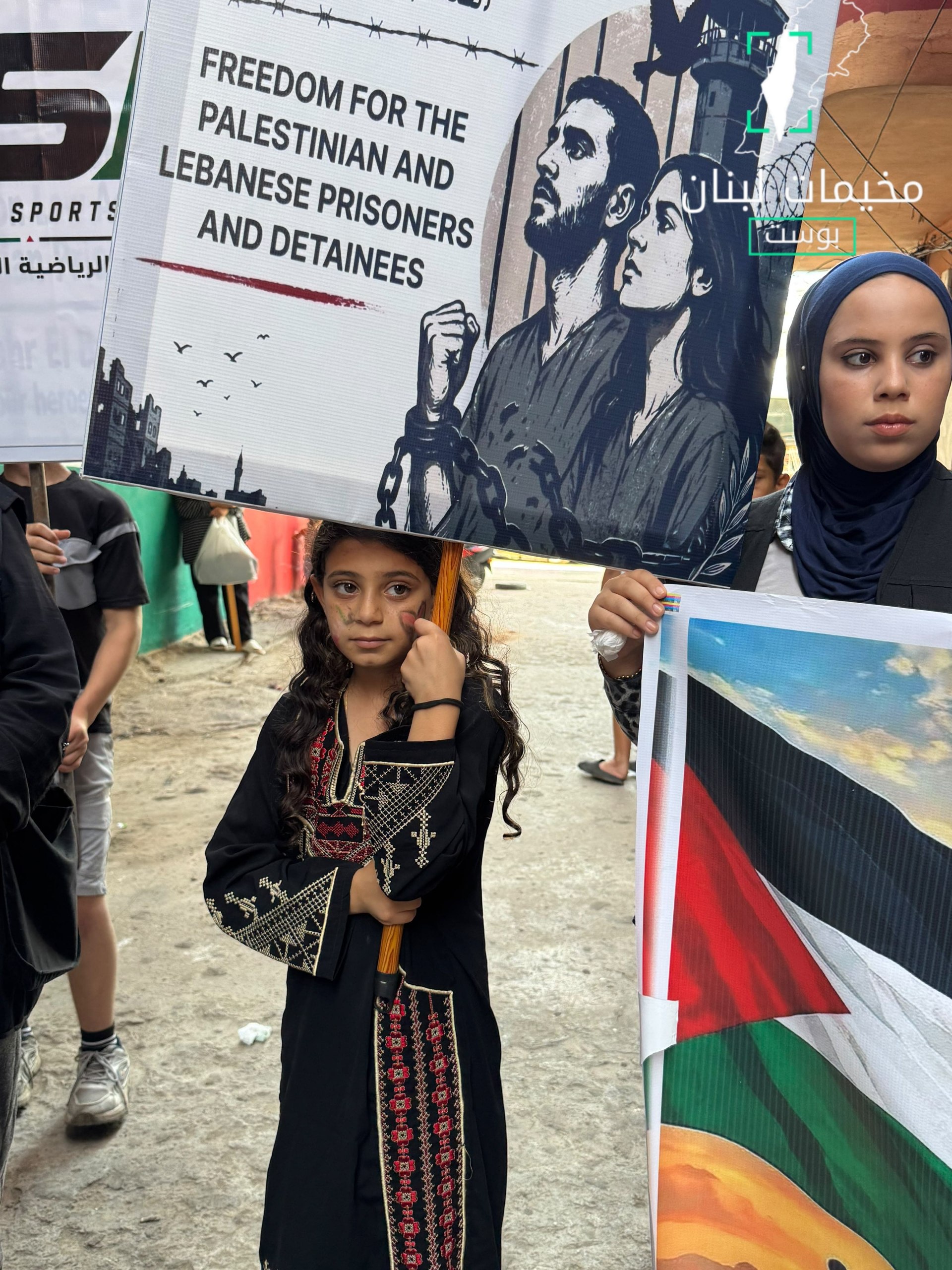 وقفة تضامنية في مخيم نهر البارد نصرةً للأسرى والمعتقلين الفلسطينيين…