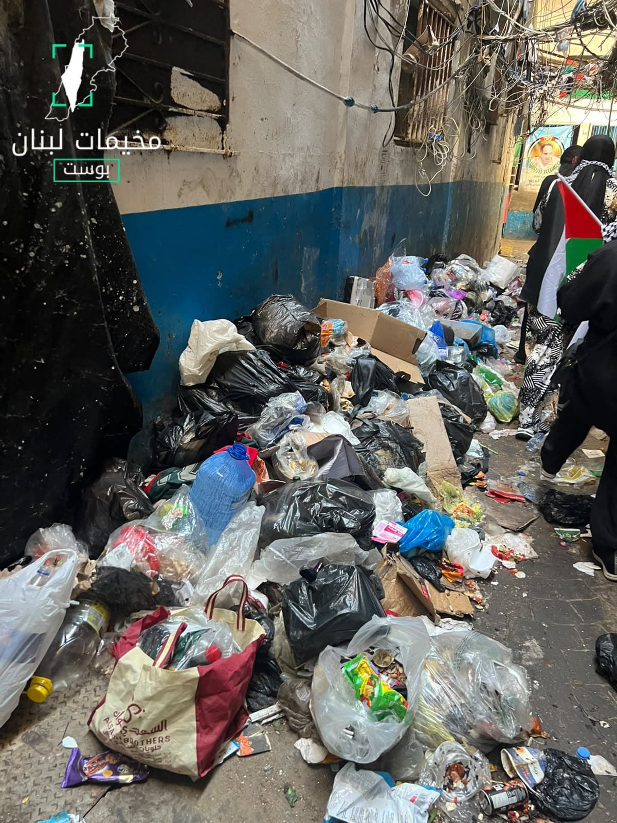 يشهد مخيم شاتيلا تكدّساً للنفايات في عدد من أزقته، ما…