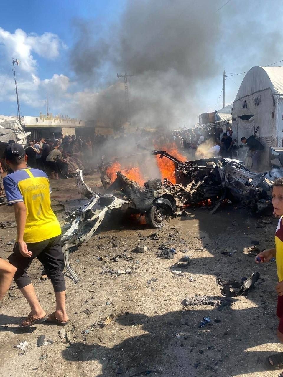 شهيدان ومصابون في غارة إسرائيلية استهدفت سيارة بمواصي خان يونس…