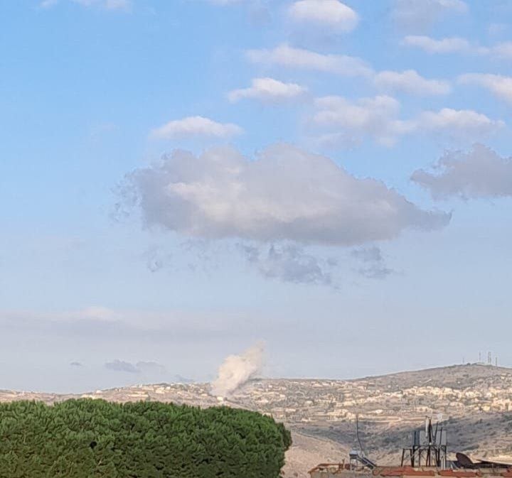 الاحتلال ينفذ تفجيراً في بلدة حولا، جنوب لبنان.