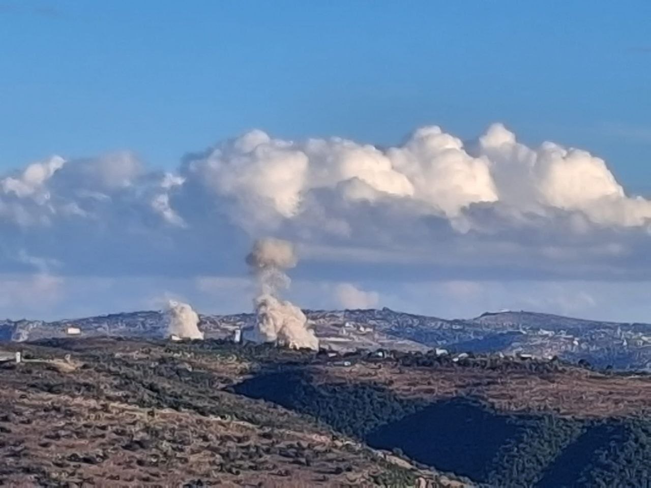 جيش الاحتلال ينفذ تفجيرين في بلدة القنطرة، جنوب لبنان.