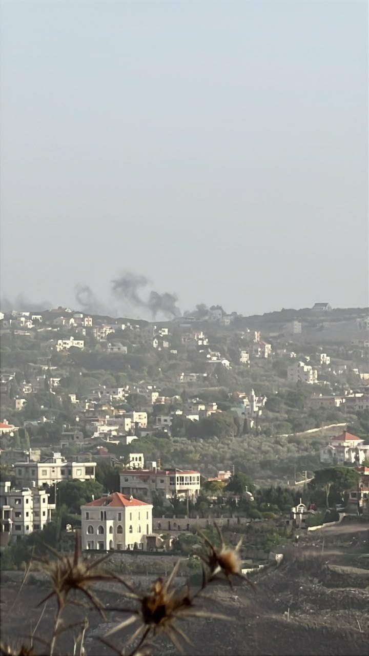 جيش الاحتلال يحرق المنازل عند أطراف بلدة برعشيت جنوب لبنان.